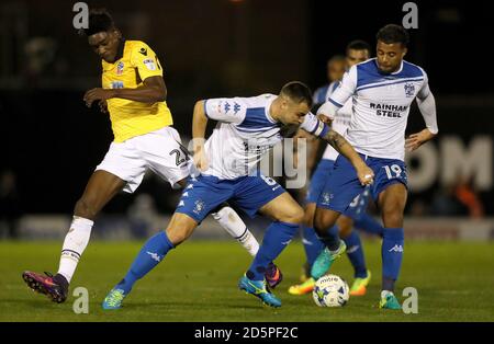 Sammy Amebi di Bolton Wanderers combatte per la palla con Bury's. Anthony Kay Foto Stock