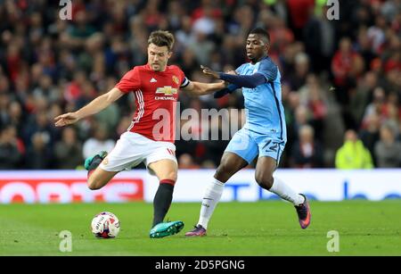 Michael Carrick (a sinistra) di Manchester United e Kelechhi Iheanacho (a destra) di Manchester City combattono per la palla. Foto Stock