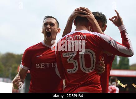 Andrew Crofts di Charlton Athletic celebra l'obiettivo di Lee Novak Foto Stock