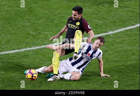 West Bromwich Albion's Jonny Evans (a destra) e Manchester City's Ilkay Gundogan battaglia per la palla Foto Stock