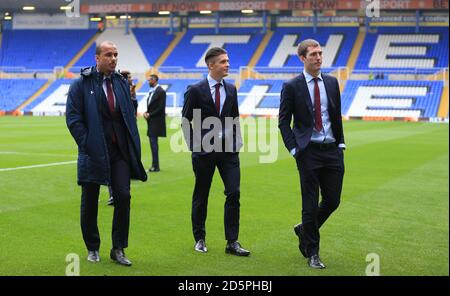 Gabriel Agbonlahor di Aston Villa (a sinistra) Jack Grealish (al centro) e Gary Gardner (a destra) dopo aver ispezionato il campo prima della partita contro Birmingham City. Foto Stock