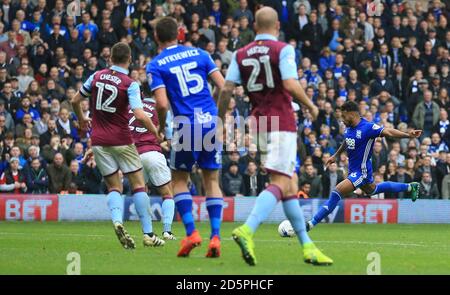 David Davis di Birmingham City (a destra) segna il primo gol del suo fianco Del gioco contro Aston Villa Foto Stock