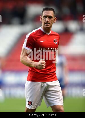 Andrew Crofts di Charlton Athletic festeggia dopo il gioco Foto Stock