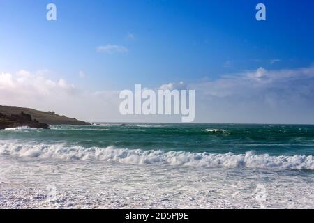 Mare accidentato sulla spiaggia di Porthmeor, St. Ives, Cornovaglia, Regno Unito Foto Stock