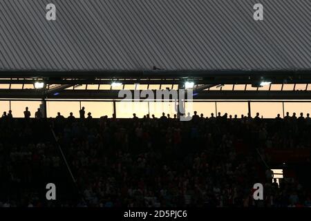 Una vista dei tifosi nelle tribune, mentre il sole comincia a tramontare accanto a De Kuip. Foto Stock