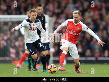 Christian Eriksen di Tottenham Hotspur (a sinistra) e Aaron Ramsey di Arsenal Foto Stock