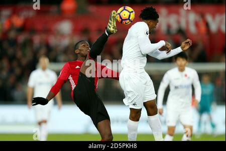 Paul Poggiba di Manchester United (a sinistra) e Leroy Fer di Swansea City in azione Foto Stock