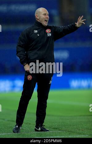 Il manager di Walsall Jon Whitney è sulla linea di contatto Foto Stock