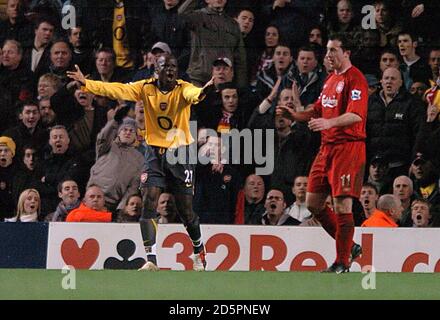 Emmanuel Eboue dell'Arsenal (l) fa appello all'arbitro Graham poll After Concesse una sanzione che fu salvata dal portiere Arsenale Jens Lehmann Foto Stock