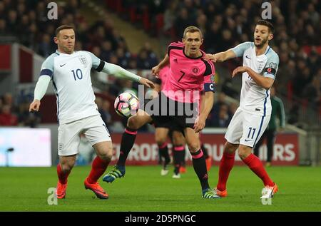 Darren Fletcher (centro) scozzese in azione con Wayne Rooney in Inghilterra (A sinistra) e Adam Lallana Foto Stock