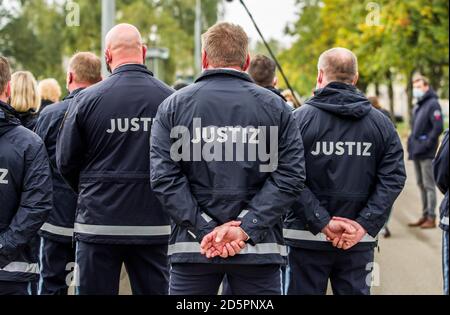 Monaco, Baviera, Germania. 14 ottobre 2020. Justizbeamter o ufficiali del Dipartimento di Giustizia Bavarese. Nell'ambito della sua lotta contro il contrabbando di contrabbando, come droghe e armi, in carceri e prigioni, il Justizvollzug (Dipartimento delle forze dell'ordine) della Baviera sta attualmente testando il sistema di difesa Dropster contro i contrabbandieri di Droptec GmbH. L'azienda svizzera di Chur promette risultati rapidi, precisi, convenienti e non letali nell'uso del suo sistema di distribuzione in rete. L'azienda afferma che Dropster è già in uso dai dipartimenti di correzione, dalla polizia e da Grenzwach Foto Stock