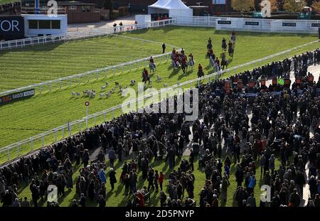 Una parata di caccia sul corso durante il giorno di campagna Dell'Open all'Ippodromo di Cheltenham Foto Stock