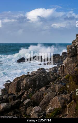 Mare accidentato su St Ives Head, aka l'isola, St. Ives, Cornovaglia, Regno Unito Foto Stock