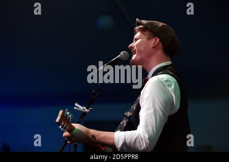 Il brivido Collins gioca nel bar Final Flight a Cheltenham Ippodromo Foto Stock