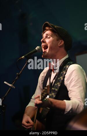 Il brivido Collins gioca nel bar Final Flight a Cheltenham Ippodromo Foto Stock