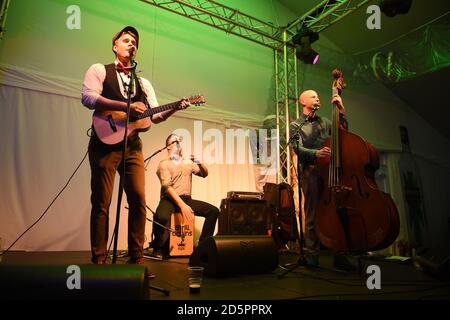Il brivido Collins gioca nel bar Final Flight a Cheltenham Ippodromo Foto Stock