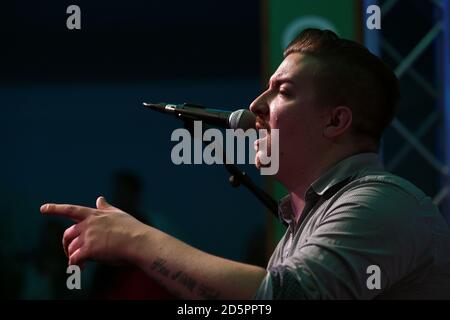 Il brivido Collins gioca nel bar Final Flight a Cheltenham Ippodromo Foto Stock