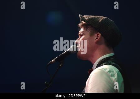 Il brivido Collins gioca nel bar Final Flight a Cheltenham Ippodromo Foto Stock