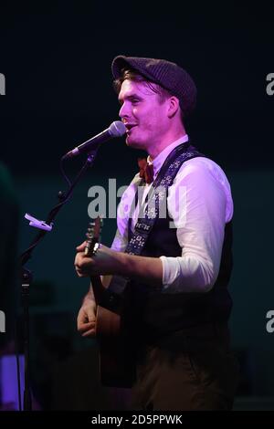 Il brivido Collins gioca nel bar Final Flight a Cheltenham Ippodromo Foto Stock