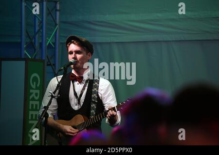 Il brivido Collins gioca nel bar Final Flight a Cheltenham Ippodromo Foto Stock