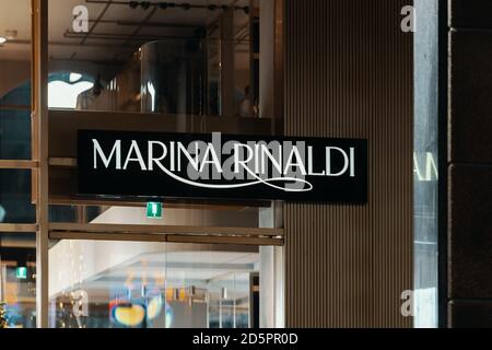 Il logo Marina Rinaldi e l'esterno del negozio di moda di lusso a Milano. Marina Rinaldi è un marchio di moda italiano di dimensioni più. Milano, Italia - 25.12.2019 Foto Stock