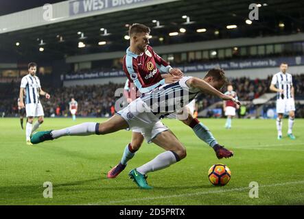 Jonny Evans (fronte) di West Bromwich Albion e Johann Berg di Burnley Gudmundsson (indietro) battaglia per la palla Foto Stock