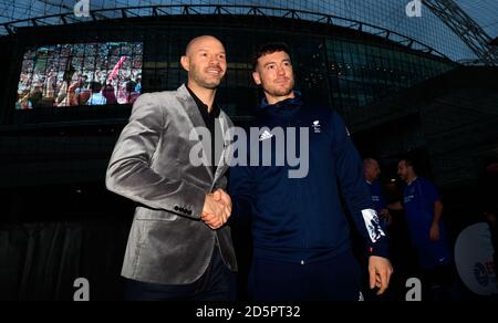 Ex calciatore e pundit tv Danny Mills, (a sinistra) e Jack Rutter, calciatore paralimpico durante l'EFL ogni giocatore conta lancio Foto Stock