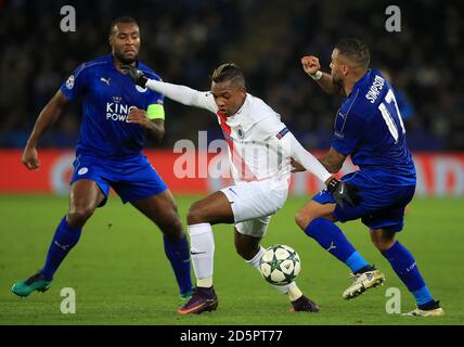 Wes Morgan di Leicester City (a sinistra) e Danny Simpson (a destra) battaglia Per la palla con Jose Izquierdo del Club Brugge (centro) Foto Stock