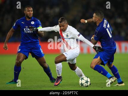 Wes Morgan di Leicester City (a sinistra) e Danny Simpson (a destra) battaglia Per la palla con Jose Izquierdo del Club Brugge (centro) Foto Stock