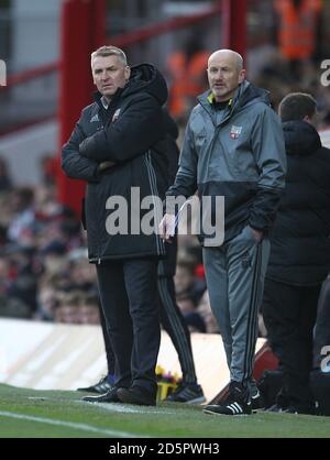 Dean Smith, manager di Brentford, gesta sulla linea di contatto Foto Stock