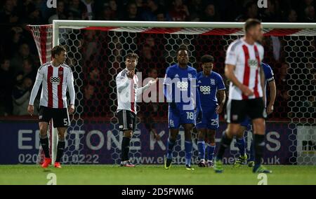 Scott Hogan di Brentford celebra i suoi punteggi al secondo gol, ma è rigato da un lato Foto Stock