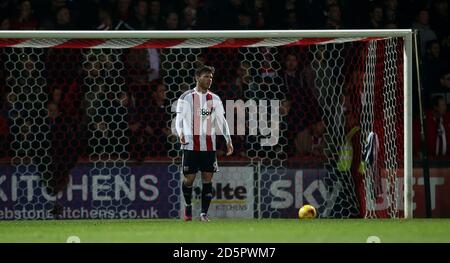 Scott Hogan di Brentford celebra i suoi punteggi al secondo gol, ma è rigato da un lato Foto Stock