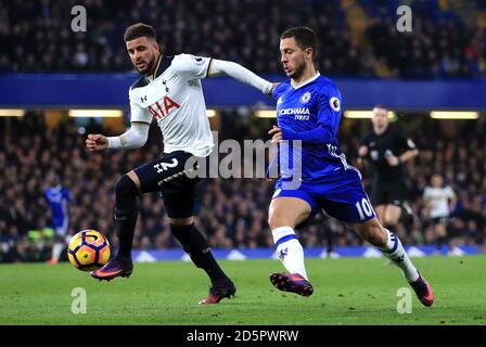 Kyle Walker di Tottenham Hotspur (a sinistra) e la battaglia di Chelsea Eden Hazard per la sfera Foto Stock