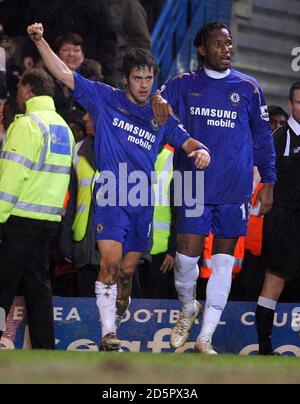 Joe Cole di Chelsea celebra il suo obiettivo con Didier Drogba Foto Stock