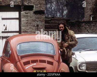 John Rendall australiano presso la fattoria di Diane Cilento nel Wiltshire dopo aver parlato con Roddy Llewellyn (figlio del famoso ponte di spettacolo Harry Llewellyn) Foto Stock