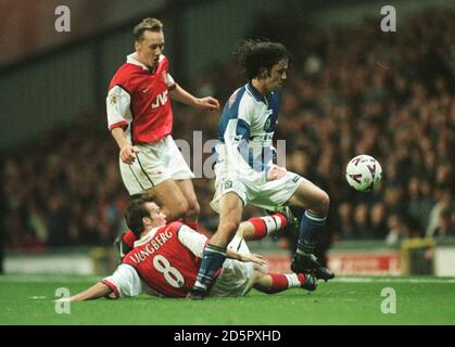 Damien Johnson di Blackburn Rovers (a destra) si allontana dal Fredrik dell'Arsenal Ljungberg (al piano) e Lee Dixon (a sinistra) Foto Stock