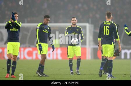 Lucas Perez (centro) dell'Arsenal festeggia dopo il fischio finale Foto Stock