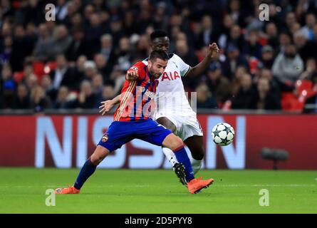 CSKA Mosca Zoran Tosic (a sinistra) e Tottenham Hotspur Victor Wanyama combatti per la palla Foto Stock