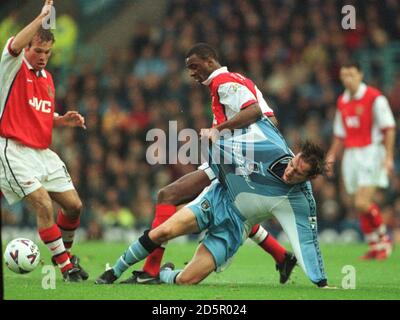 Patrick Vieira di Arsenal (a destra, in alto) tiene il Noel Whelan di Coventry City (a destra, in basso) mentre Fredrik Ljungberg (a sinistra) di Arsenal si muove Foto Stock