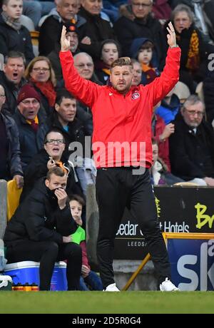 Karl Robinson, direttore di Charlton Athletic, reagisce a un'attrezzatura Foto Stock