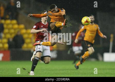 Ivan Cavaleiro, il terzo marcatore di obiettivo di Wolverhampton Wanderers, libera la palla Durante il gioco contro Fulham's. Foto Stock