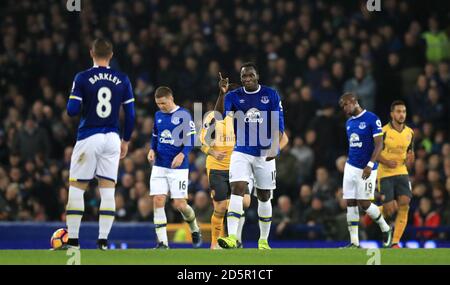 Romelu Lukaku di Everton (centro) si dichiara con Ross Barkley (a sinistra) dopo Alexis Sanchez di Arsenal segna il primo obiettivo del suo lato gioco Foto Stock