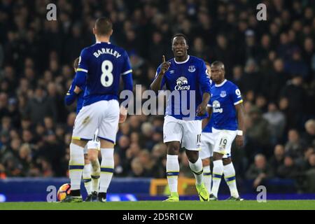 Romelu Lukaku di Everton (centro) si dichiara con Ross Barkley (a sinistra) dopo Alexis Sanchez di Arsenal segna il primo obiettivo del suo lato gioco Foto Stock