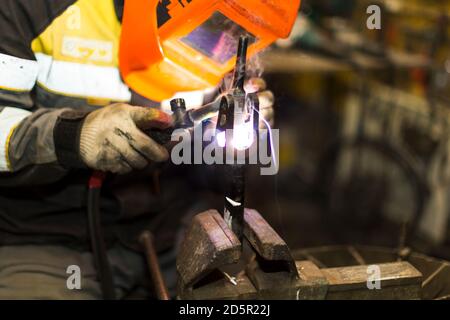 Saldatura TIG di una parte in alluminio per un'autovettura Foto Stock