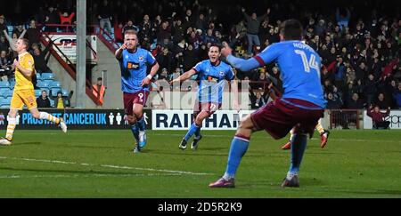 Paddy Madden (a sinistra) di Spunthorpe United celebra il suo team di ringraziamento Il compagno Tom Hopper per lo ha impostato per la sua squadra 3° goal Foto Stock