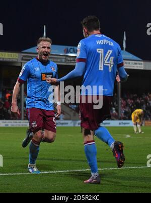 Paddy Madden (a sinistra) di Spunthorpe United celebra il suo team di ringraziamento Il compagno Tom Hopper per lo ha impostato per la sua squadra 3° goal Foto Stock