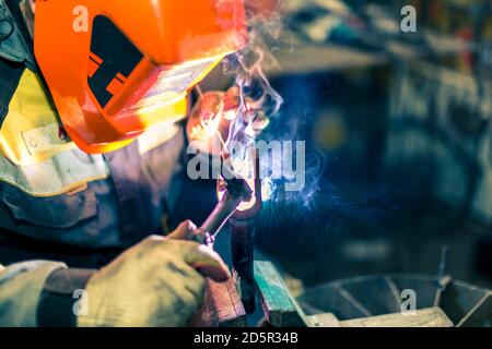 Saldatura TIG di una parte in alluminio per un'autovettura Foto Stock