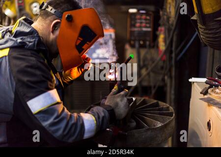 Saldatura TIG di una parte in alluminio per un'autovettura Foto Stock