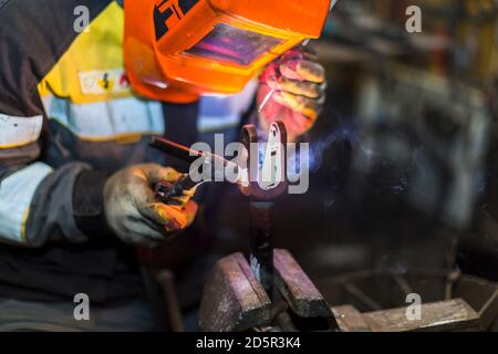 Saldatura TIG di una parte in alluminio per un'autovettura Foto Stock