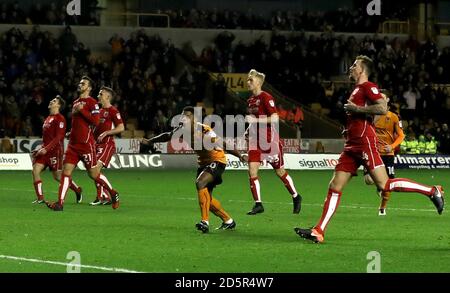 Ivan Cavaleiro di Wolverhampton Wanderers (centro) celebra il terzo posto del suo fianco obiettivo del gioco Foto Stock